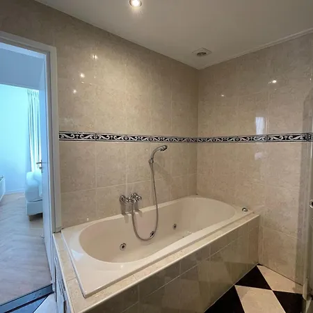 בית נופש In With Hot Tub & Forest, Cleaning Included